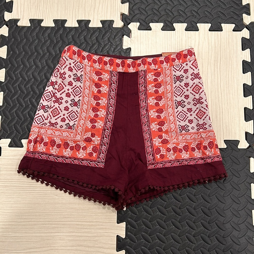 Hollister pattern shorts size 3 NWT